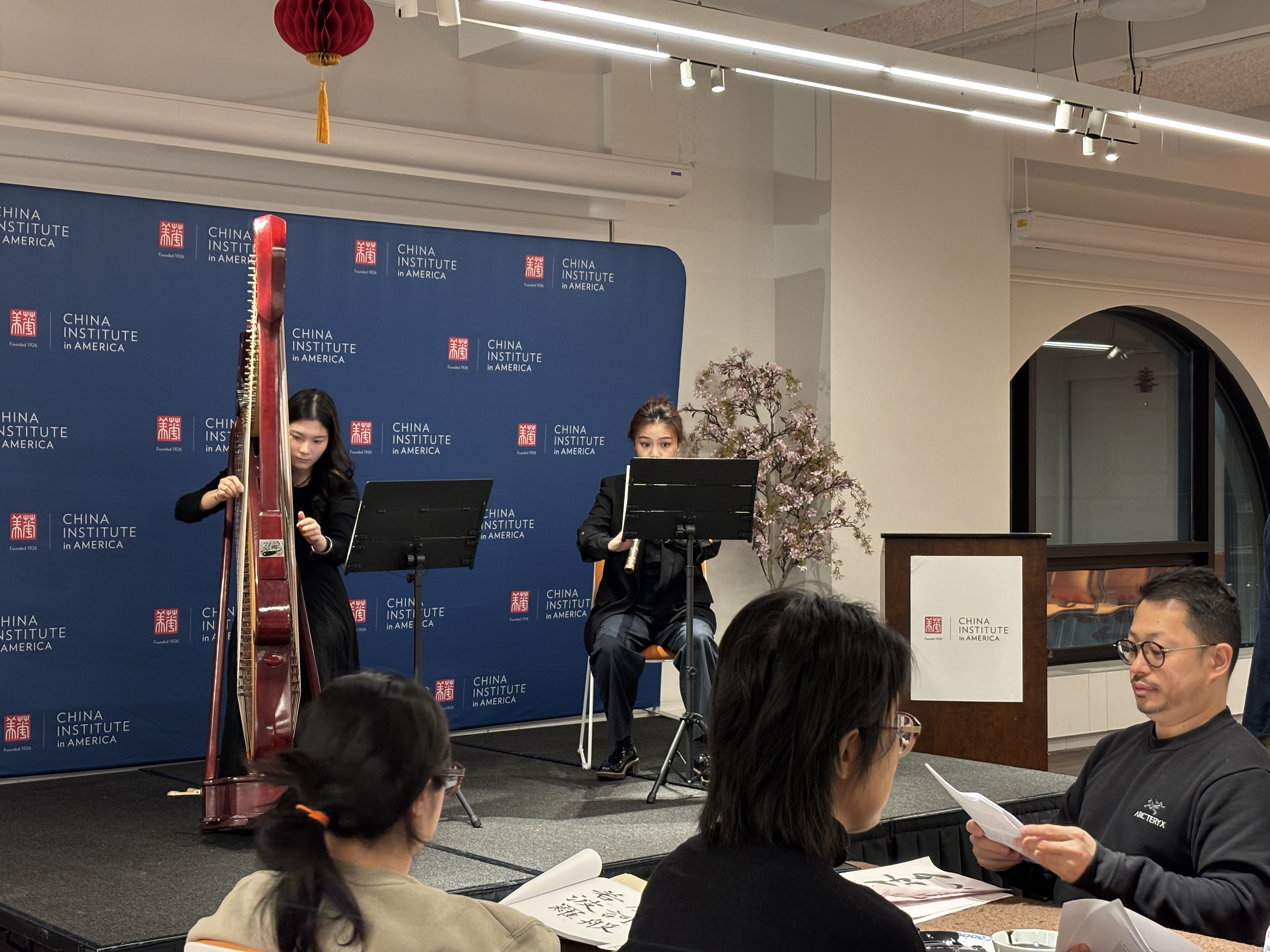 3 演奏者演奏古典乐器.jpg