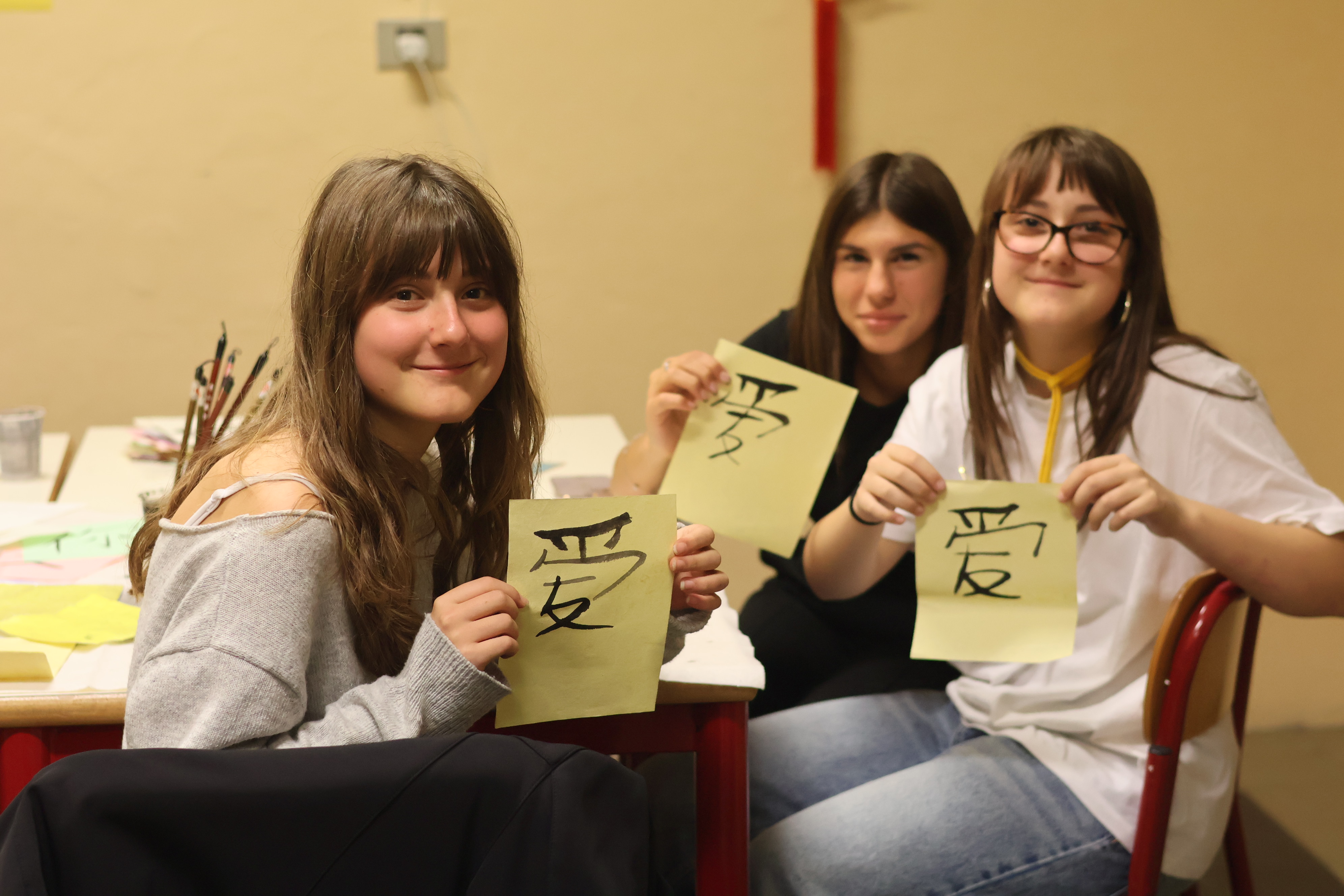 20251107Ivrea学校国际语言日-没有中文课的学生也积极体验中国书法.JPG