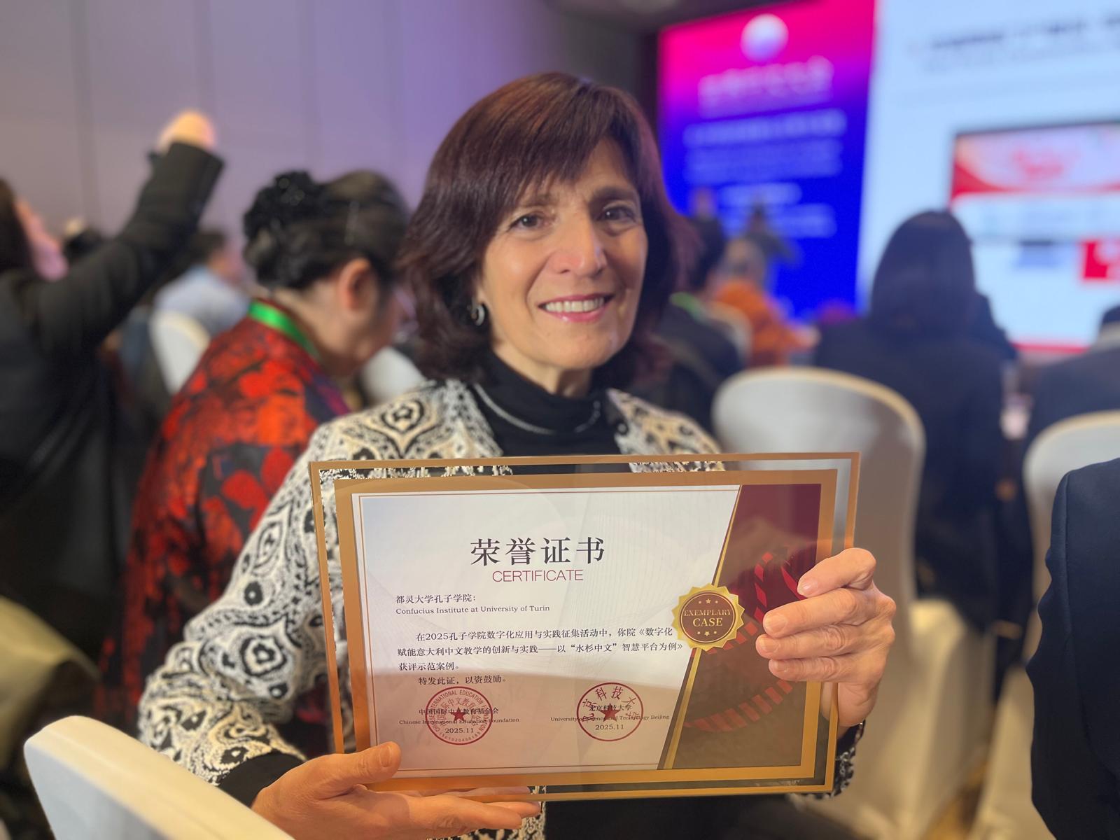 20251114-16都大孔院意方院长史芬娜手持奖状.jpeg